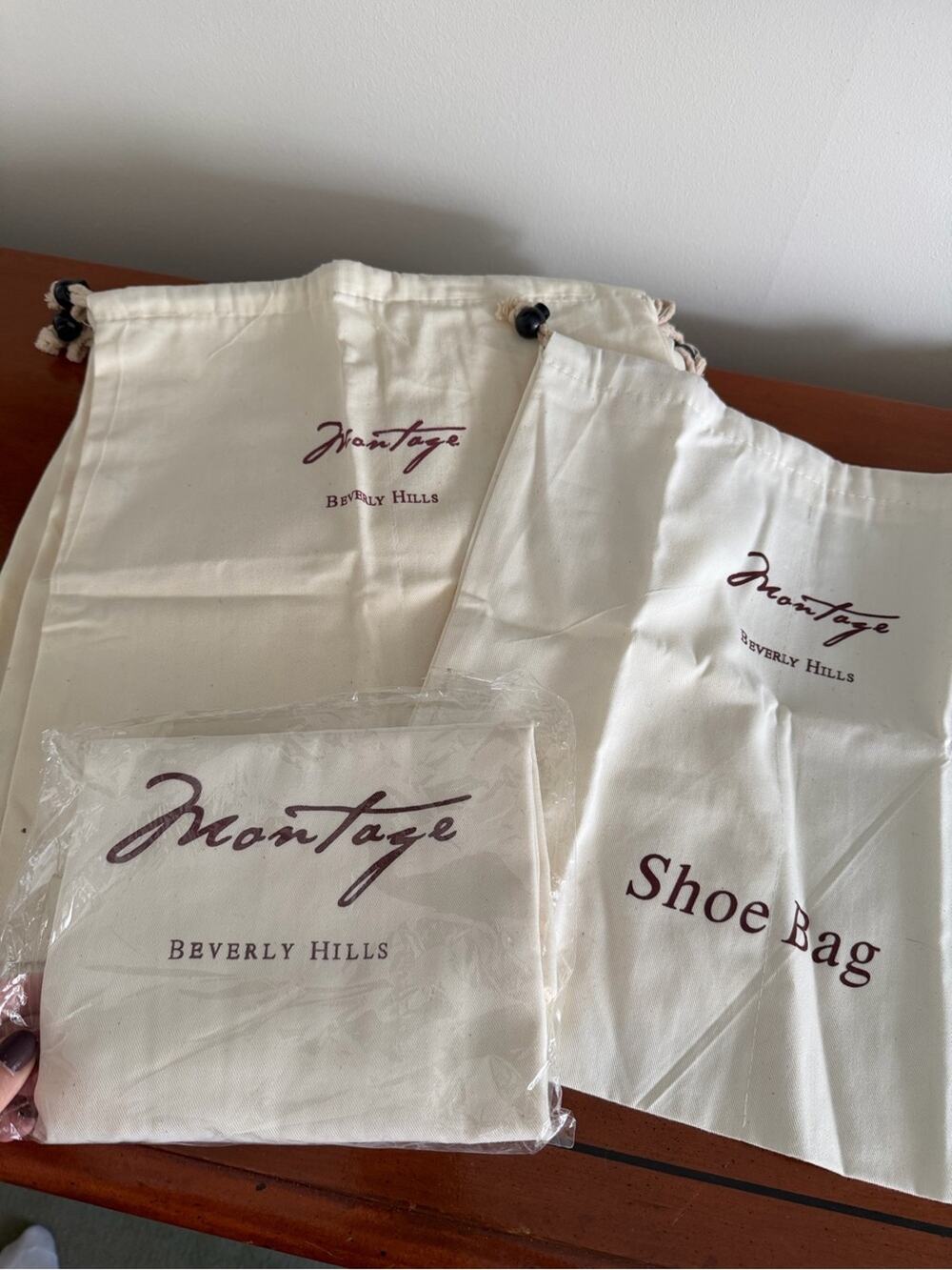🗽6 Montage Beverly Hills Cream Shoe Bags - Set